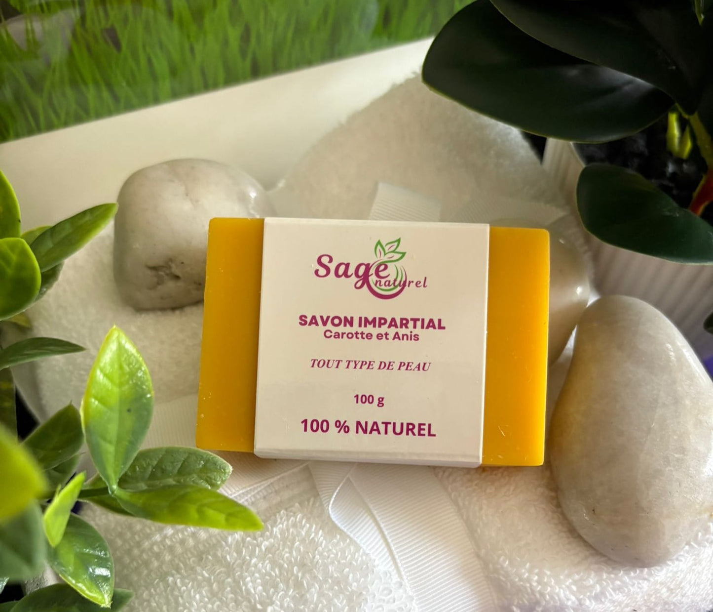 Légèrement parfumé , ce savon est fabriqué à partir d'ingrédients exceptionnels et simples comme le beurre de coco et le beurre de cacao.
Ingrédients clés:
La carotte : Ayant des propriétés hydratantes, antioxydantes et anti-âge, la carotte est riche en beta-carotène, un antioxydant qui aide à protéger la peau des radicaux libres et favoriser un teint lumineux.
Ce savon naturel nettoie la peau en profondeur et produit de belles bulles mousseuses grâce au beurre de coco.